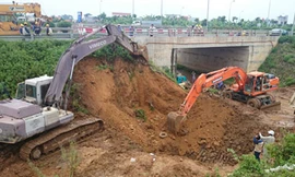 Đơn vị tiến hành đào đất để xác định chiều dài đoạn ống bị vỡ (Ảnh: Dân Trí)