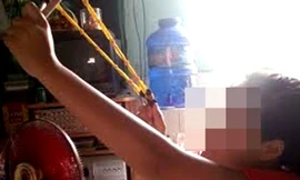 Bé C. vô tư chơi với ná thun sau khi xảy ra sự việc