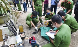 Lực lượng Công an thống kê tang vật, vũ khí tại hiện trường.