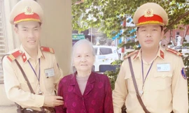 Lạc giữa phố đông đúc, cụ Miến được hai chiến sĩ CSGT phát hiện, giúp đỡ.ư