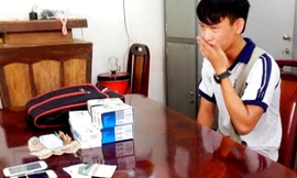 Phan Hoàng Phúc cùng tang vật tại cơ quan điều tra