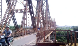Cầu Long Biên đang xuống cấp do đã khai thác hơn 100 năm Ảnh: Thùy dương