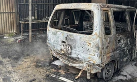 Cháy xưởng sửa chữa xe ở Hà Nội, 1 ô tô bị thiêu rụi
