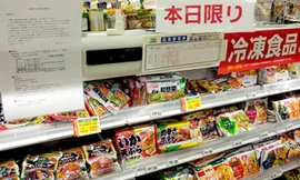 Một thông báo xin lỗi dán trên giá đựng các sản phẩm đông lạnh tại một siêu thị gần Tokyo. Ảnh: dawn.com