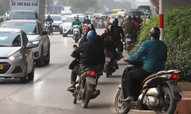 Người đi xe máy nườm nượp phi ngược chiều để 'tiết kiệm' vài mét đường ở Hà Nội