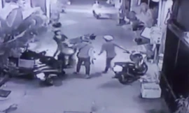 Camera ghi hình đôi nam nữ ở TP HCM bị cướp tấn công