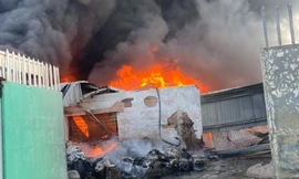 Biển lửa bao trùm công ty sản xuất, cột khói cao ngút trời