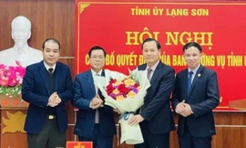 Ông Phùng Quang Hội (giữa) nhận hoa chúc mừng của Ban Nội chính Tỉnh ủy Lạng Sơn. Ảnh: Duy Chiến 