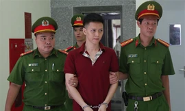 Trần Hoài Nam bị áp giải tòa án quận Cầu Giấy trong sáng 31/8