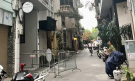 Sập mái kính nhà cao tầng ở phố cổ Hà Nội, 2 người chết