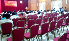 Nhiều đại biểu không đến dự, một số bỏ về sớm nên hội trường còn nhiều dãy ghế trống. Ảnh: Minh Minh