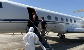 Chuyên cơ đặc biệt của Cảnh sát Hoa Kỳ tại sân bay Quốc tế Nội Bài, dẫn giải 2 đối tượng nguy hiểm về nước