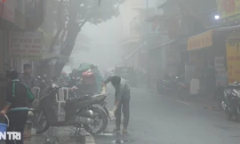 Người Hà Nội vật lộn với nồm ẩm: Sàn nhà đổ mồ hôi trơn như bôi dầu