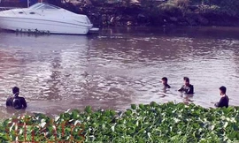 Người nhái lặm tìm kiếm dưới sông