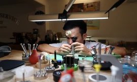 Thanh niên đánh giày trở thành thợ sửa đồng hồ tiền tỷ đất Hà thành