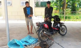 Hai đối tượng cùng tang vật của vụ án