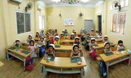 Hàng trăm học sinh vui mừng khi được tặng mũ trong ngày đầu tựu trường