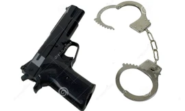 Bị trộm xe máy, công an mất luôn súng và còng