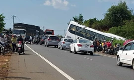 Hiện trường tai nạn xe khách lao xuống vệ đường