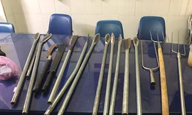 Số hung khí cảnh sát thu giữ. Ảnh: Công an cung cấp