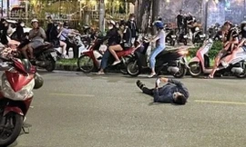 Người đàn ông nằm giữa đường xem điện thoại khi bị đo nồng độ cồn