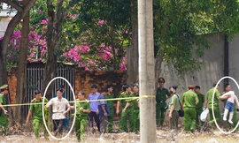 Nghi phạm được công an đưa tới thực nghiệm hiện trường và búp bê bằng bông đóng vai nạn nhân