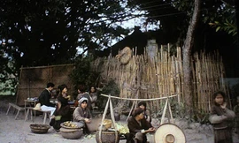 Hà Nội thập niên 1930, chợ chỉ là gánh hàng rong hay quán nước bên đường. Ảnh: Leson Busy