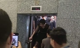 Cô gái kể hơn 10 phút kẹt trong thang máy Keangnam Landmark 72