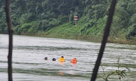 Vụ ô tô rơi xuống sông: Lãnh đạo tỉnh TT-Huế đến hiện trường chỉ đạo tìm kiếm 2 người mất tích
