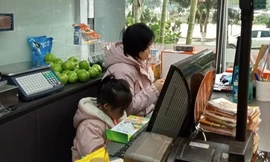 Trẻ nghỉ học vì lạnh: Bà cấp tốc lên trông cháu, con theo mẹ 10km đi làm