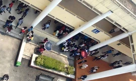 Khu vực xảy ra sự việc là nhà A4 khi nhiều sinh viên hoảng hốt đứng nhìn (Ảnh: nguồn FB)