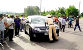 Nổ súng cảnh cáo nam thanh niên hất cảnh sát lên nắp capô