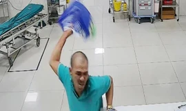 Ông Tú tấn công nhân viên y tế. Ảnh cắt từ clip. 