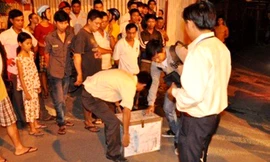 Thiết bị được cho vào thùng thiếc di chuyển khỏi hiện trường