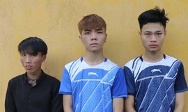 Hổ (trái) cùng hai đồng phạm tại Công an TP Đồng Xoài