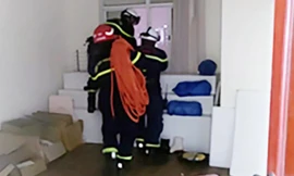 Cảnh sát đu dây từ tầng 20 ngăn nam sinh lớp 9 cầm dao đòi nhảy lầu tự tử