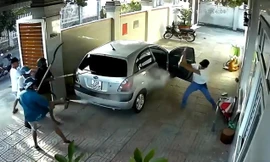 Người đàn ông áo trắng một mình cầm rựa chống trả lại