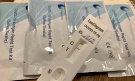 F0 tại Hà Nội tăng, người dân nháo nhào đi mua kit test nhanh, khẩu trang