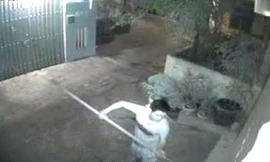 Thiếu phụ dũng cảm đạp ngã tên trộm đột nhập vào nhà