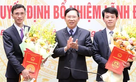 Chủ tịch UBND tỉnh Bắc Giang Lê Ánh Dương trao Quyết định và tặng hoa chúc mừng cho tân Giám đốc Sở Giao thông vận tải và Sở Lao động - Thương binh và Xã hội.