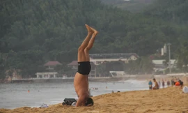 Người dân Quy Nhơn vui vẻ rủ nhau tắm biển sớm sau nhiều ngày giãn cách