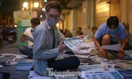  Nhộn nhịp 'chợ báo giấy' buổi sớm tinh mơ