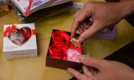 Thị trường quà tặng Valentine 'lu mờ' vì không khí Tết