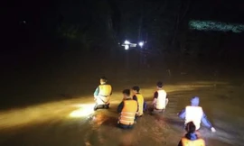 Chạy xe máy qua điểm ngập, người đàn ông bị nước lũ cuốn trôi