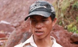 Anh Lò Văn Xanh dùng đôi bàn tay trần bới đất đá tìm vợ con