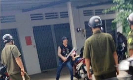 Cầm mã tấu chém 4 nhát vào đầu công an