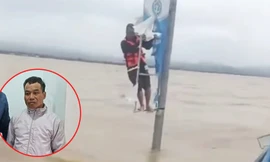 Người đàn ông Quảng Bình kể lại 12 giờ bám cột điện giữa biển lũ