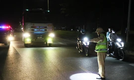 Tài xế xe quá tải chọn 'giờ vàng' ra đường, ngỡ ngàng khi thấy cảnh sát Hà Nội