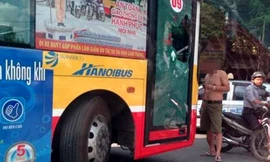 Sau khi đập vỡ cửa kính, người đàn ông chặn đầu xe buýt không cho lưu thông