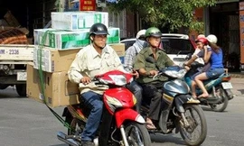 Trong những ngày nắng nóng, shipper cũng ngại ra đường vào giờ cao điểm. Ảnh minh họa: VB